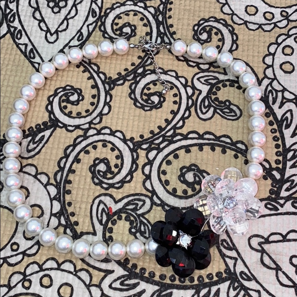 Chunky floral pearl necklace